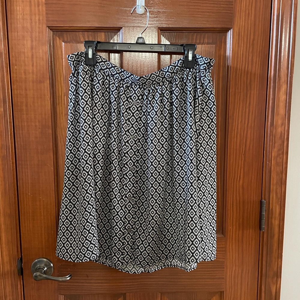NWOT Loft skirt Size 14. Decorative button detail on front of skirt.